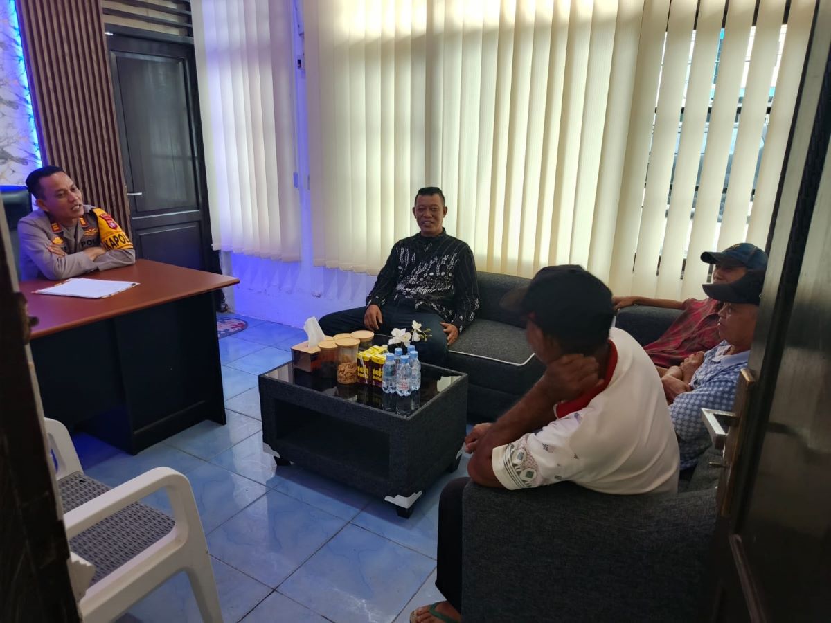 MELAPOR : Warga Kecamatan Mentawa Baru Ketapang, Sampit menjumpai Kapolsek Ketapang AKP Anis di ruang kerjanya, Selasa (10/2/2026) pagi. FOTO: FAHRY/RADAR SAMPIT 