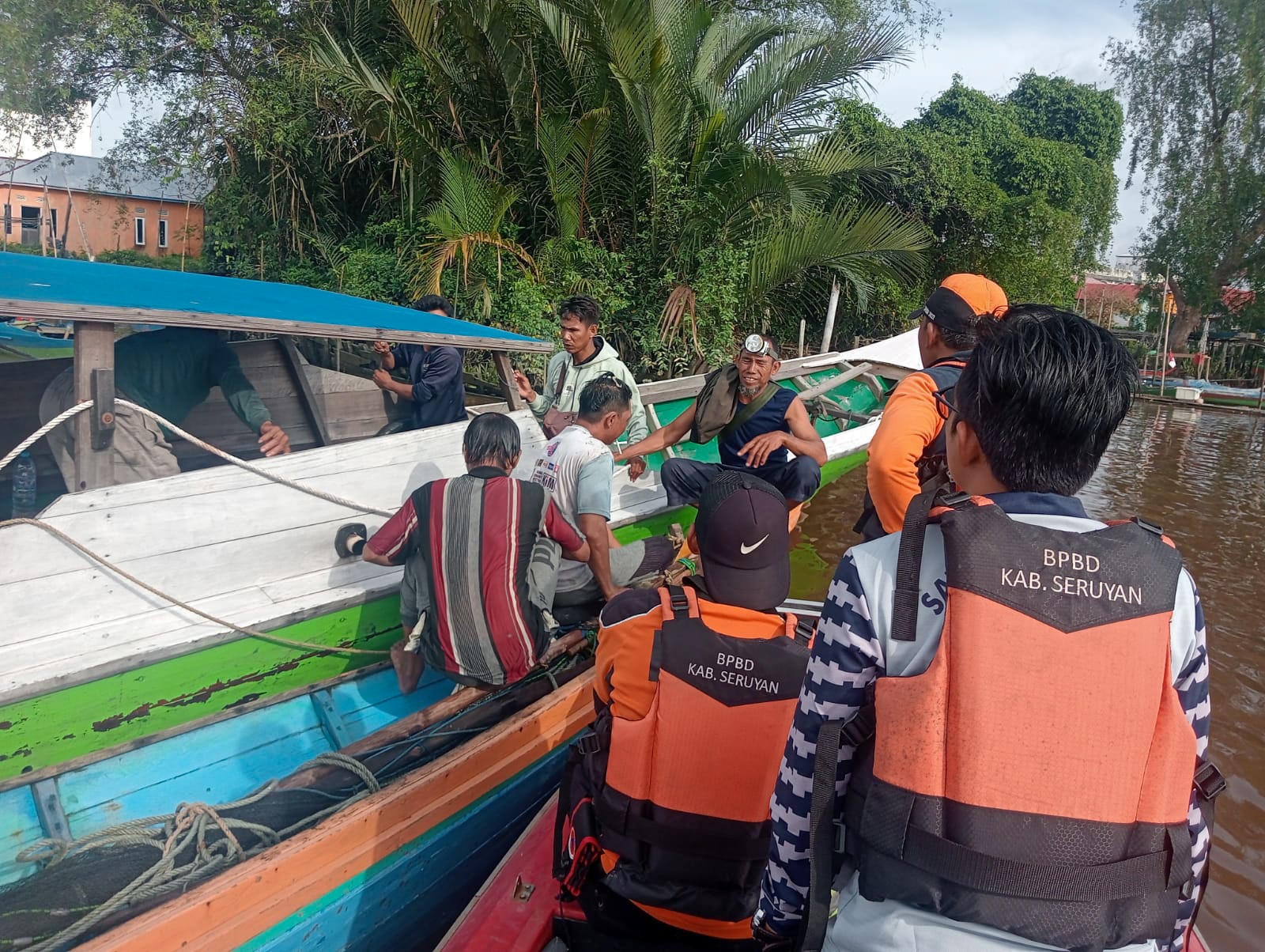 SELAMAT: Dua nelayan asal Kuala Pembuang, Kabupaten Seruyan, berhasil dievakuasi setelah perahu mereka terbalik di Muara Sungai Patin, Sabtu (7/2) sore.RIFANI/RADAR SAMPIT