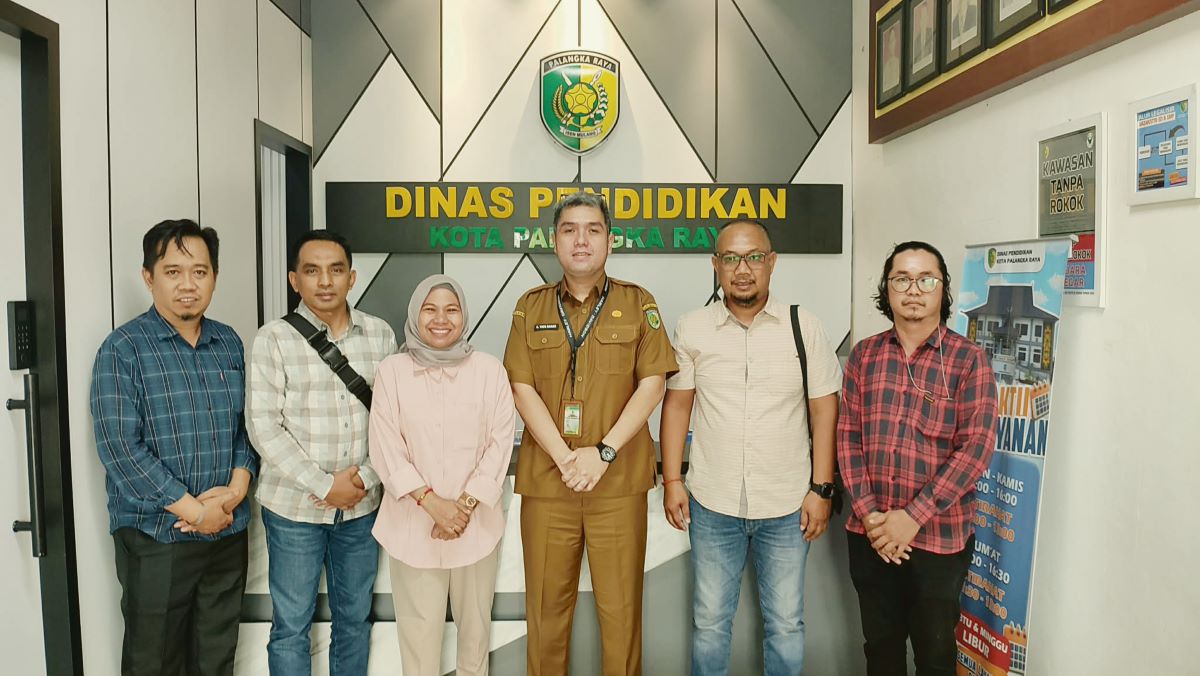 SILATURAHMI : Sekretaris Dinas Pendidikan Kota Palangka Raya, Aprae Vico Ranan menyambut kunjungan jajaran manajemen Radar Sampit di Kantor Dinas Pendidikan Kota Palangka Raya, Selasa (10/2/2026)