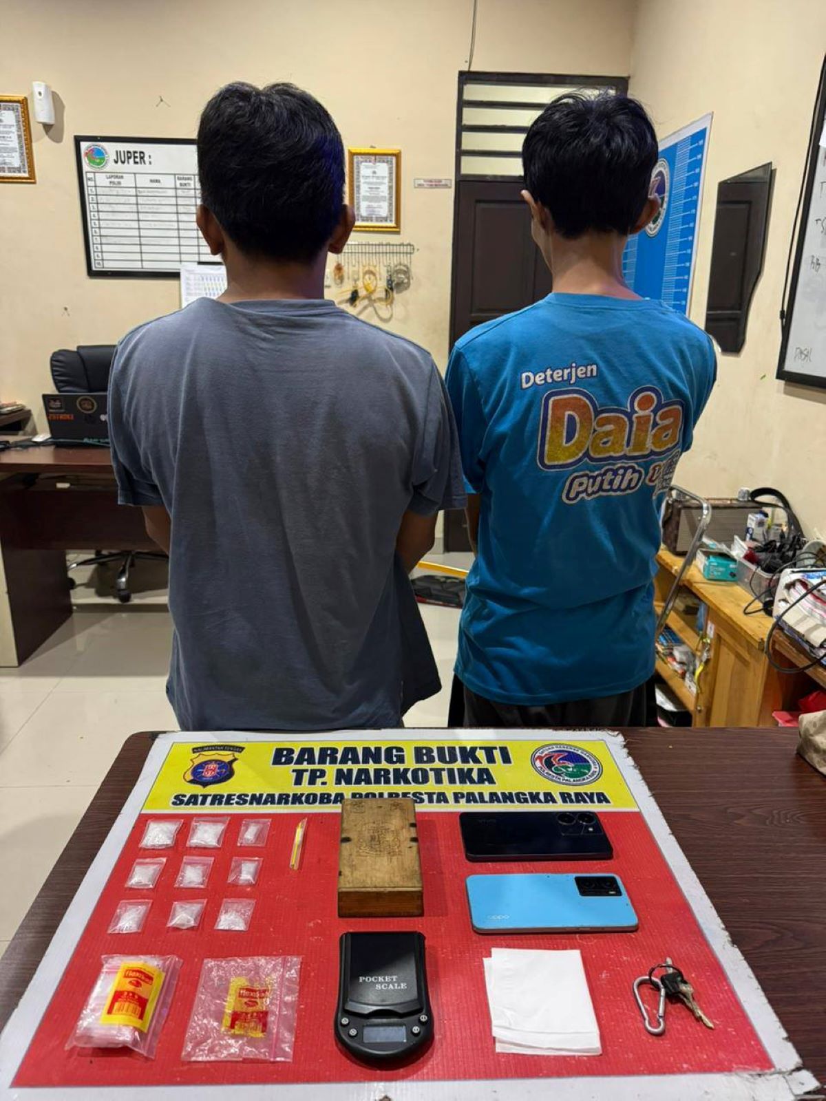 NARKOBA : Dua pelaku dan barang bukti narkoba diamankan di Mapolres Palangka Raya. FOTO: IST/RADAR SAMPIT