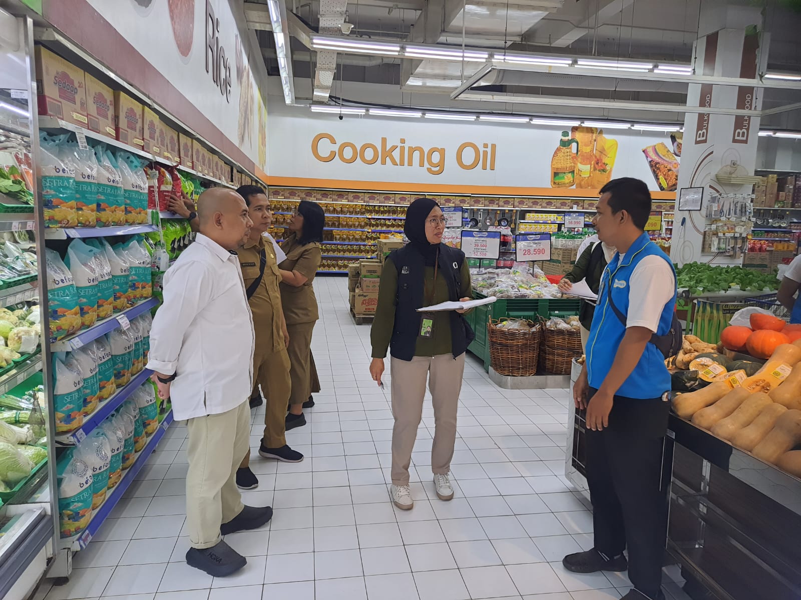 OPERASI PANGAN : Tim Sapu Bersih Pelanggaran Harga dan Mutu Keamanan Pangan Badan Pangan Nasional (Bapanas) didampingi Pimpinan Perum Bulog Cabang Kotim memantau komoditas harga pangan (Heny)