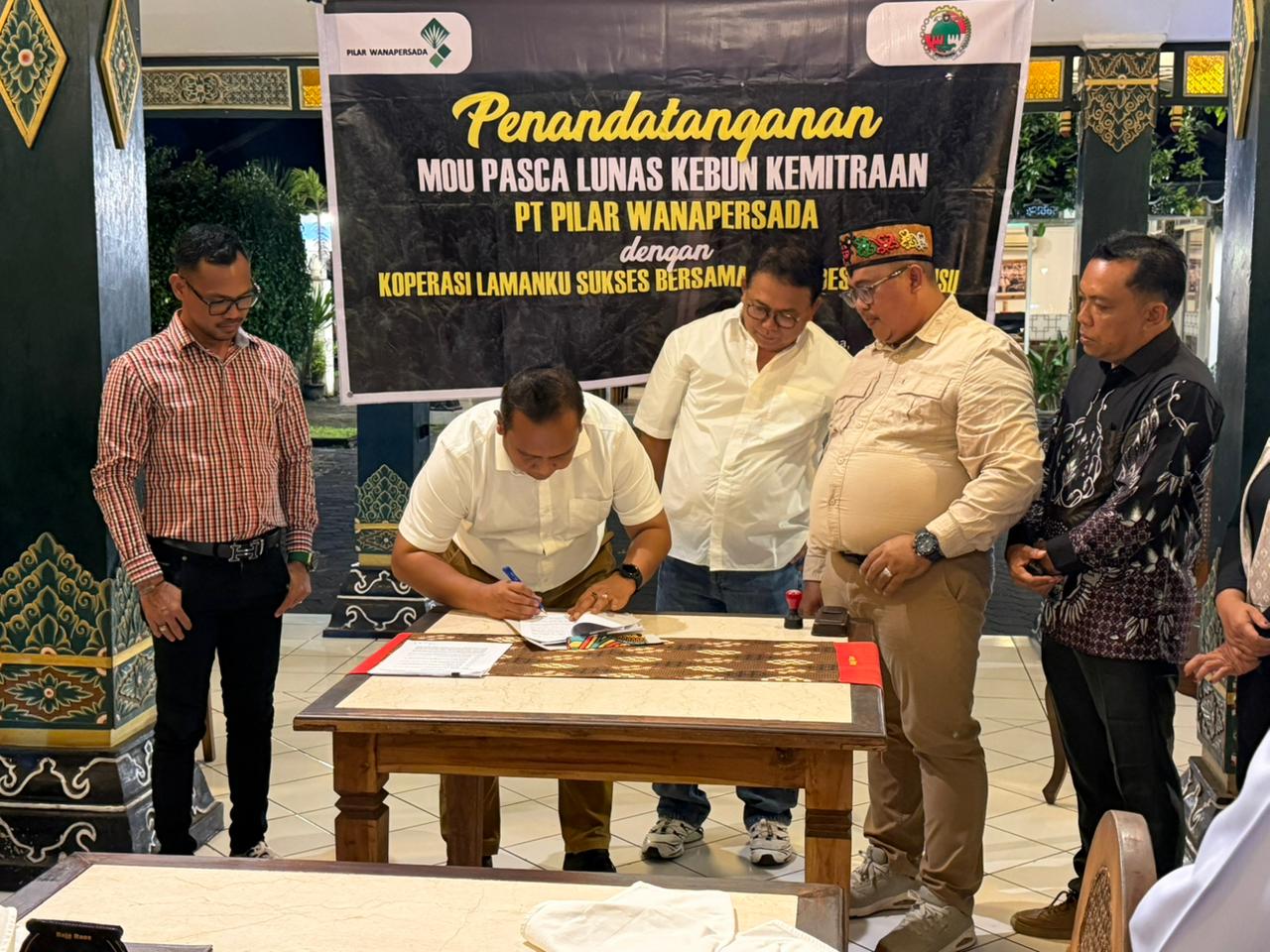 TEKEN MOU: PT. Pilar Wanapersada (PWP) dan Koperasi Lamanku Sukses Bersama (LSB) melakukan penandatanganan MoU pasca pelunasan kebun kemitraan yang berlangsung di Yogyakarta pada Jumat (6/2/2026) lalu