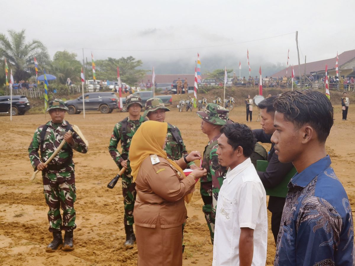 TMMD: Wakil Bupati Kotim Irawati mengikuti upacara pembukaan TMMD Reguler ke-127 wilayah Kodim 1015/Sampit yang digelar di Lapangan Sepak Bola Desa Tribuana, Kecamatan Telaga Antang, Kotim