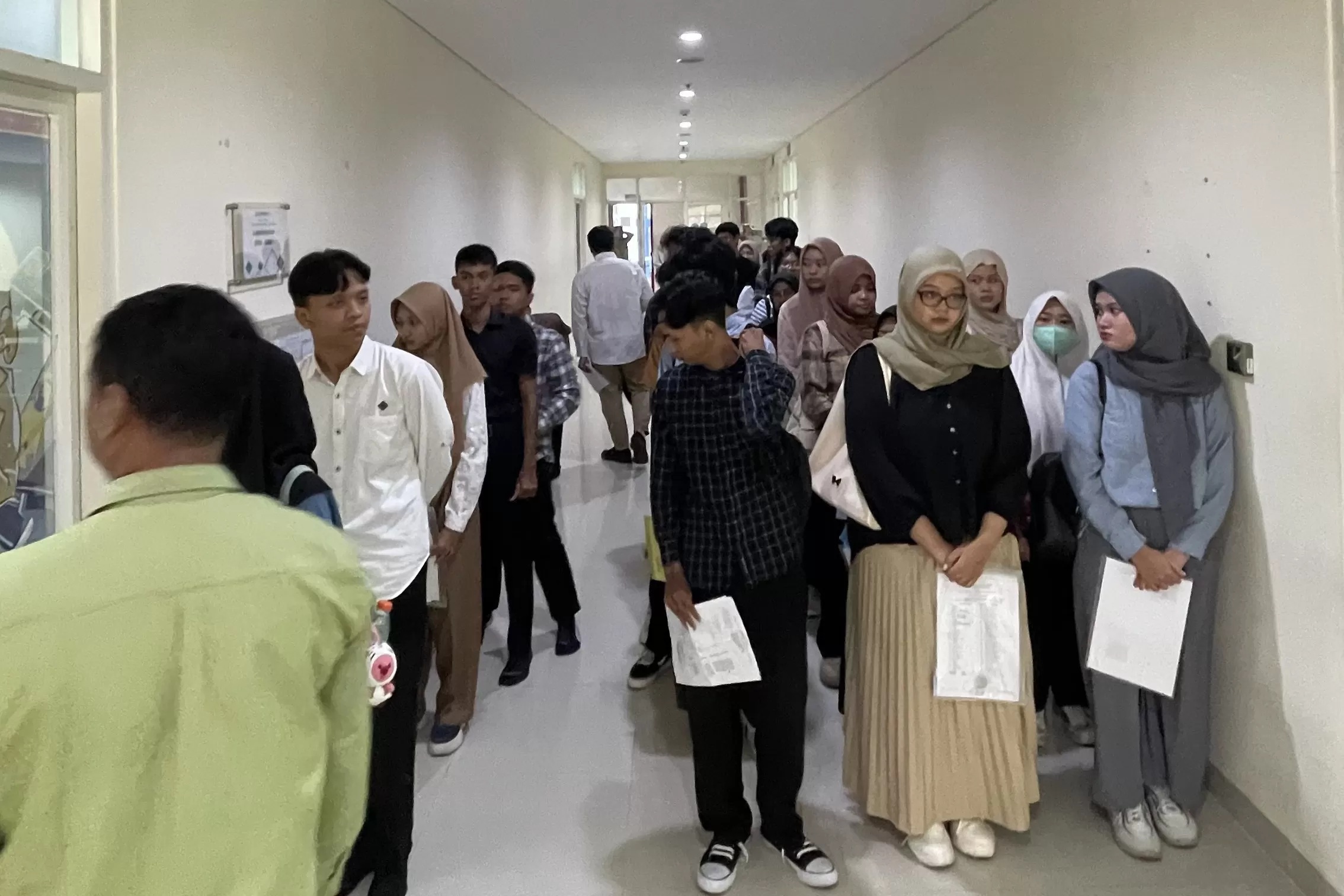Calon mahasiswa saat mengikuti UTBK SNBT 2025 di UPN Veteran Jawa Timur. (UPN Veteran Jawa Timur)