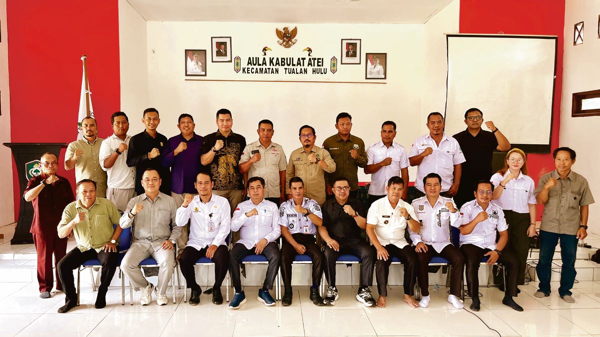 FOTO BERSAMA: Ketua DPRD Kotim Rimbun dan rombongan berfoto bersama seusai kegiatan di Kecamatan Tualan Hulu. FOTO: IST/RADAR SAMPIT