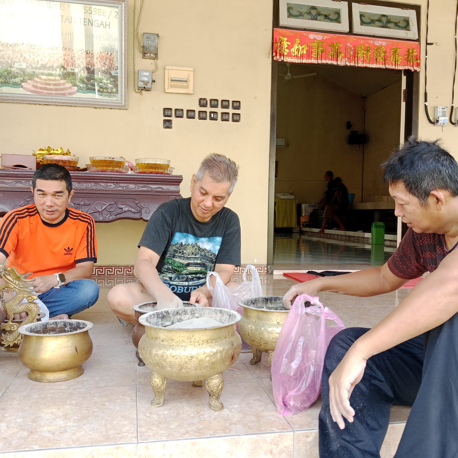 Sejumlah Umat Buddha Vihara Avalokitesvara di Jalan Kopi Sampit, ketika membersihkan sejumlah rupang hingga wadah Hio dan altar, menggunakan air sabun, air kembang, Minggu (8/2).