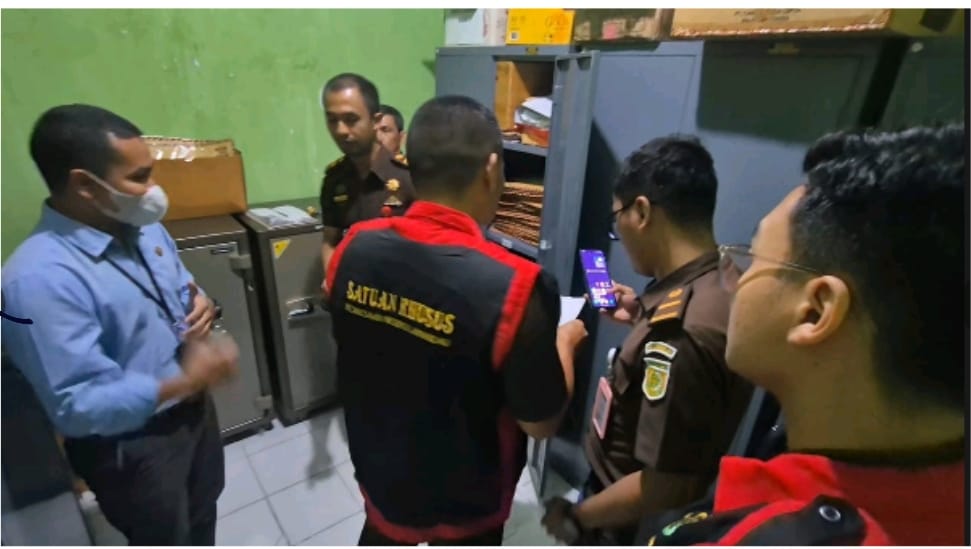 tim jaksa penyidik Kejari Lamandau menggeledah Kantor Pusat PT BPR Sampuraga Cemerlang dan Kantor Kas Sematu Jaya.