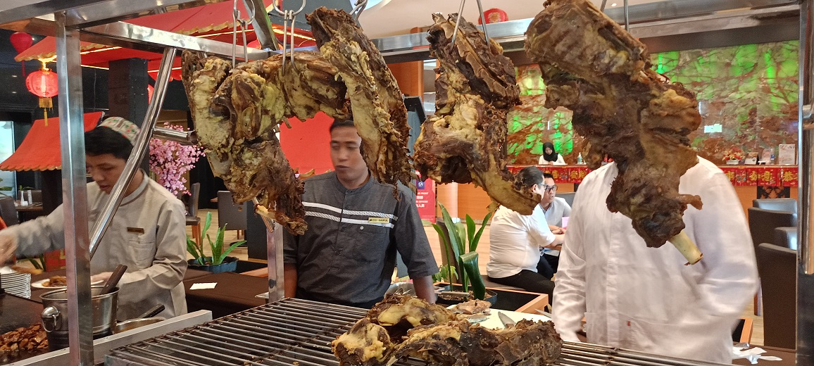 FAVORIT: Live cooking kambing panggang yang empuk dengan bumbu rempah, menjadi salah satu menu dalam Buffet Iftar Spesial Ramadan di ABHS.