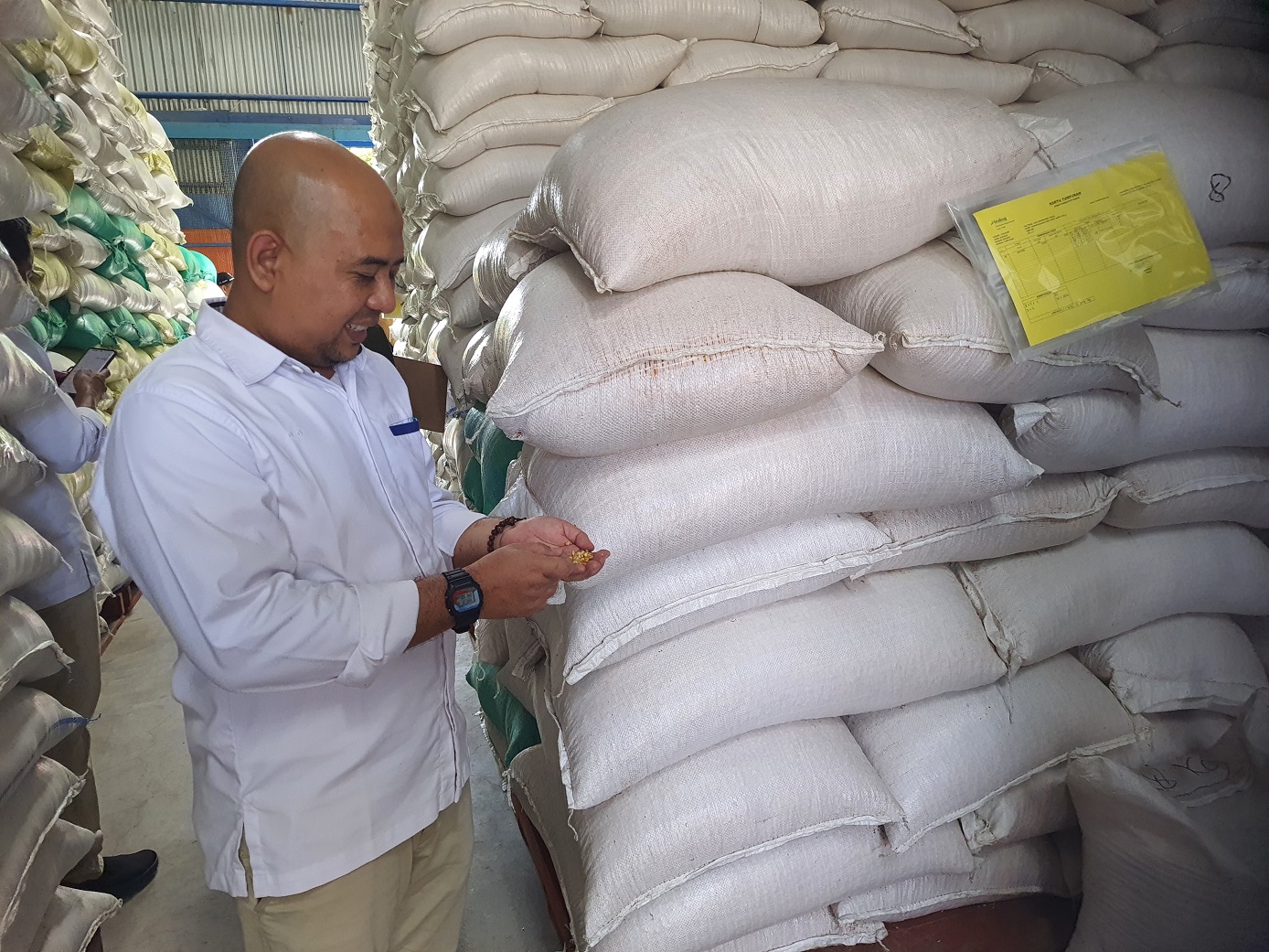 Kepala Perum Bulog Cabang Kotim, Muhammad Azwar Fuad menunjukkan puluhan ton jagung pipil kering yang masih disimpan di Gudang Bulog Sampit, Senin (9/2).