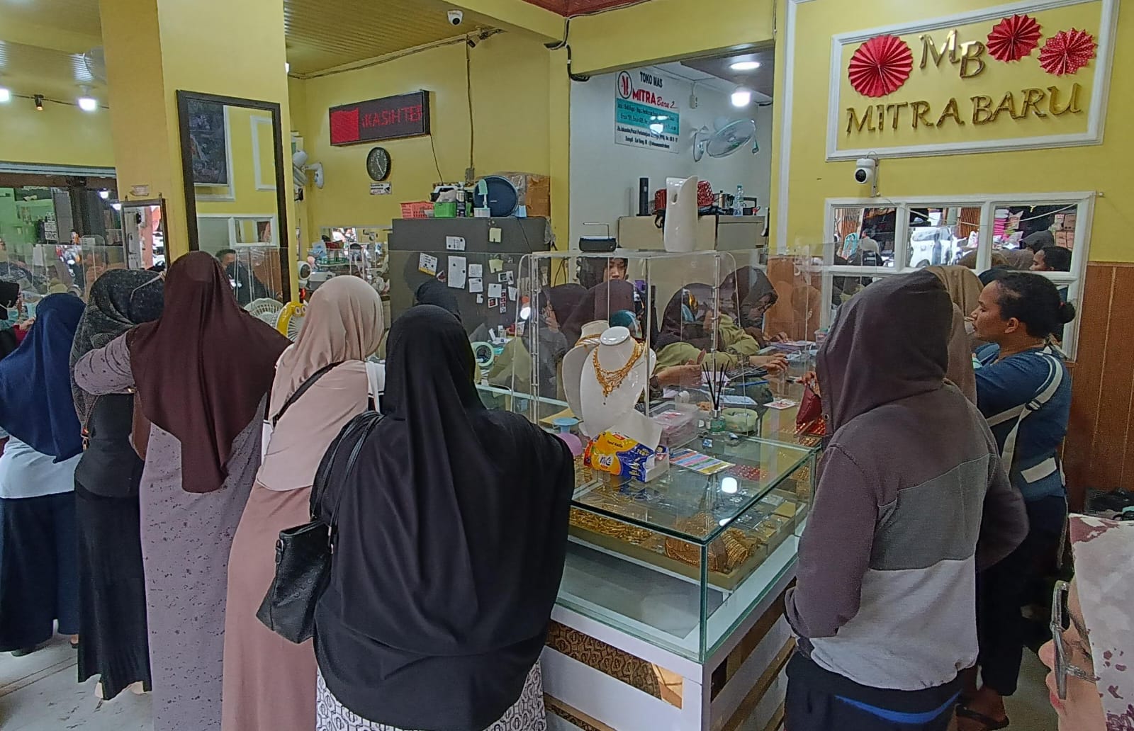 Jual beli emas di salah satu toko di Pusat Perbelanjaan Mentaya Sampit. (Dok. Oes/Radar Sampit)