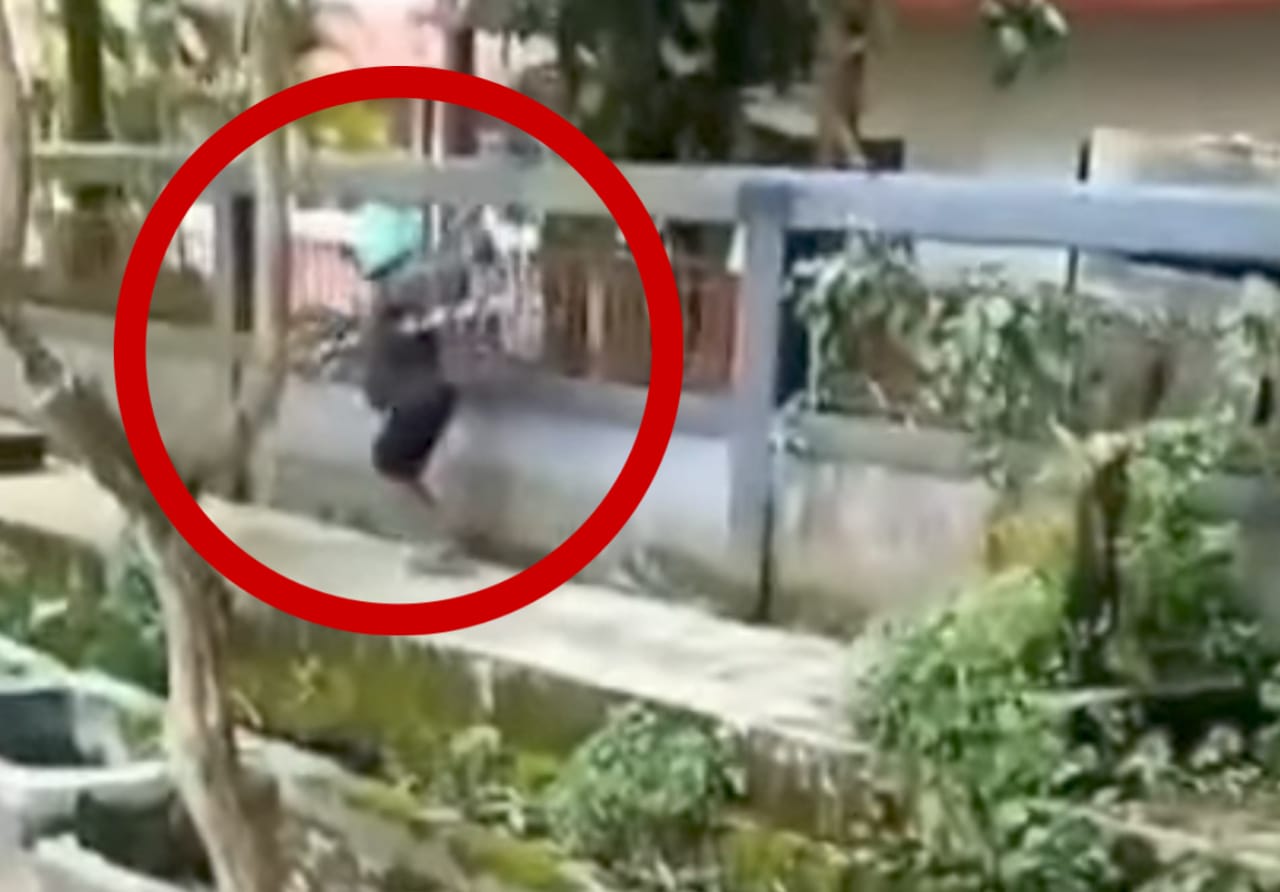 Tangkapan layar rekaman video dari warga, tampak seorang tersangka pencurian besi beraksi di sekolah dekat Taman Kota Sampit.
