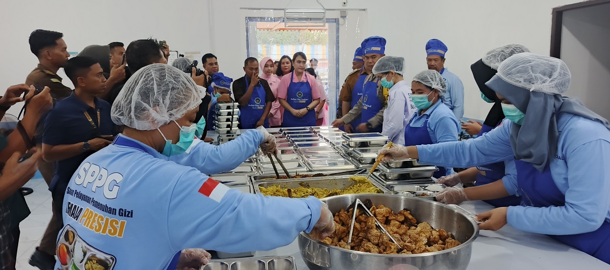 Kapolres dan Bupati Lamandau bersama forkopimda memantau penyajian MBG di dapur SPPG.