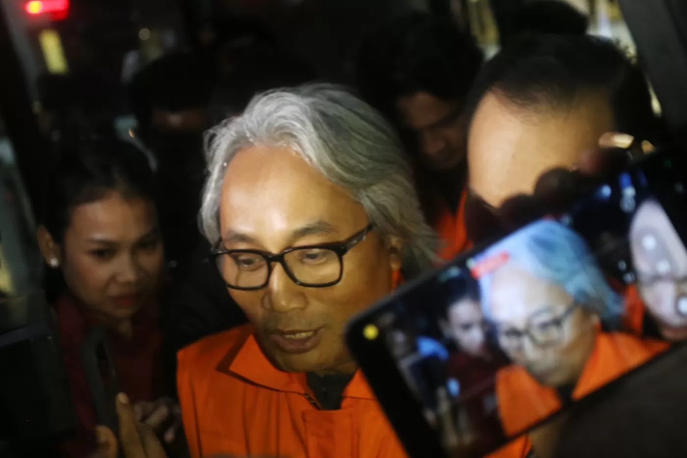 Tersangka kasus dugaan tindak pidana korupsi dalam restitusi pajak di lingkungan Kantor Pelayanan Pajak (KPP) Madya Banjarmasin Mulyono Purwo Wijoyo menggunakan rompi tahanan  (Dery/Jawapos.com)