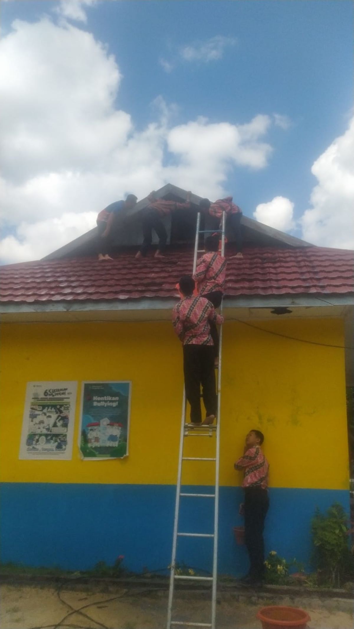 IST/RADAR SAMPIT  KEBAKARAN: Siswa SMKN 2 melakukan penanganan mandiri pemadaman dengan APAR di ruang OSIS yang terbakar akibat korsleting listrik, Rabu (11/2).