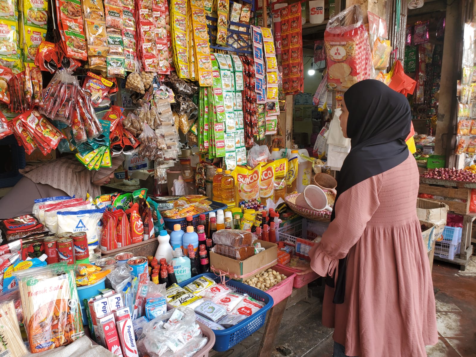 Suasana pasar Pusat Perbelanjaan Mentaya Sampit. (Oes/Radar Sampit)