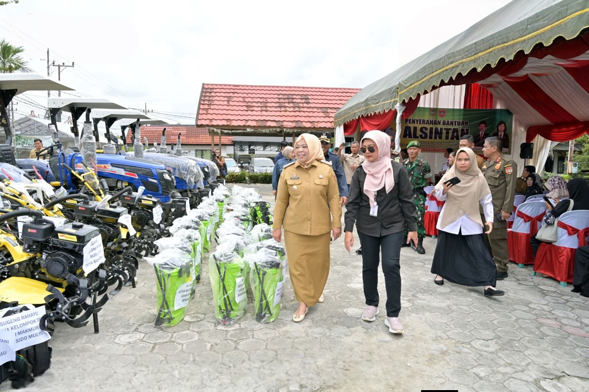 Bupati Kotawaringin Barat Hj. Nurhidayah mengecek kelengkapan bantuan Alsintan kepada Usaha Pelayanan Jasa Alsintan (UPJA), Selasa (10/2).