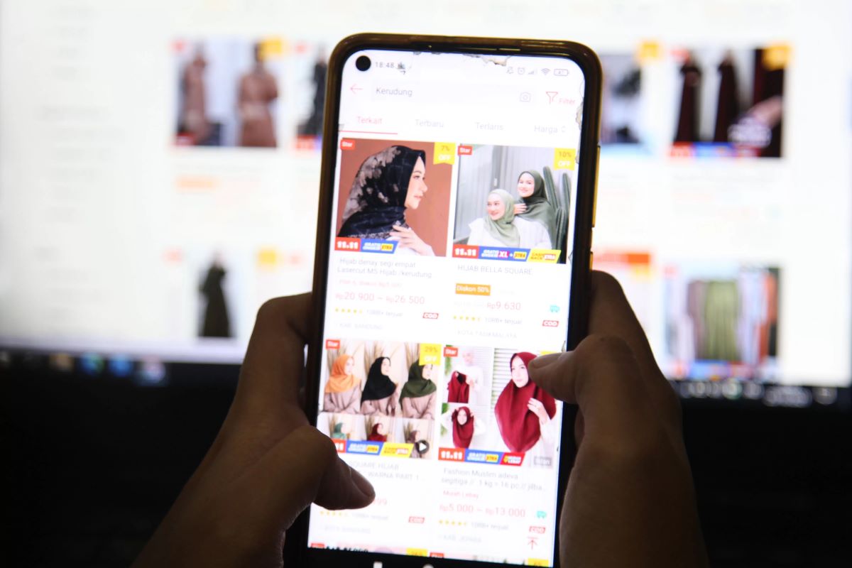 PRIORITASKAN PRODUK LOKAL: Dengan menekan barang impor dijual di e-commerce menjadi peluang UMKM untuk berkembang. (SURYANTO/RADAR SURABAYA)