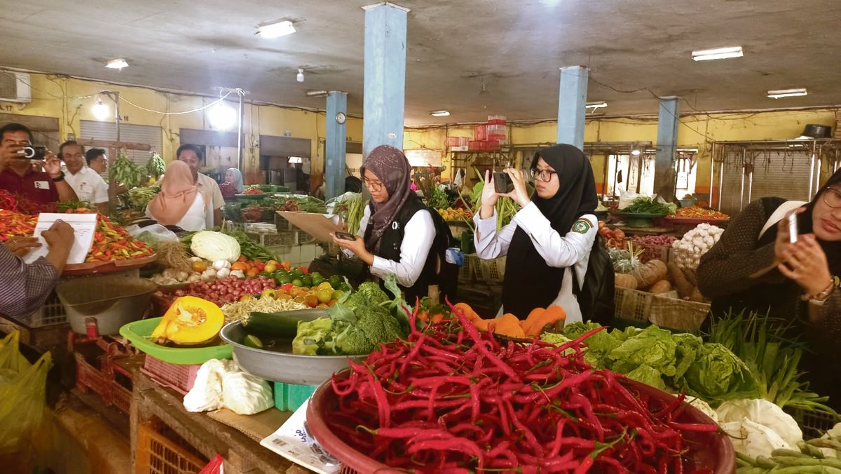 PANTAU: Satgas Saber Pangan melakukan pemantauan harga kebutuhan pokok di Kota Sampit, Rabu (11/2/2026). FOTO: YUNI/RADAR SAMPIT