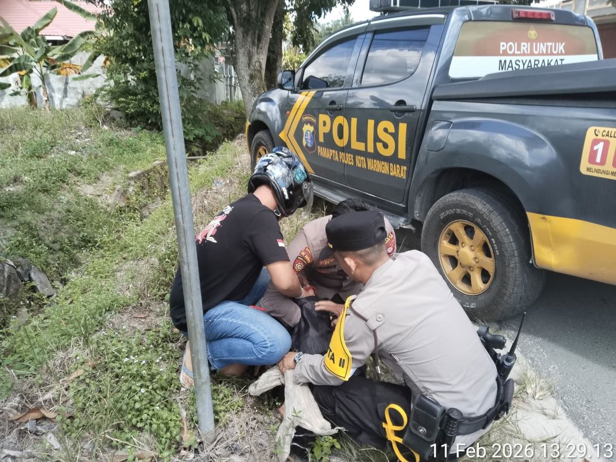 ODGJ BIKIN RESAH: Personel Pamapta II SPKT Polres Kobar saat mengamankan ODGJ di Jalan Delima, Kelurahan Madurejo, Kecamatan Arsel, Rabu (11/2/2026). FOTO: IST/RADAR SAMPIT
