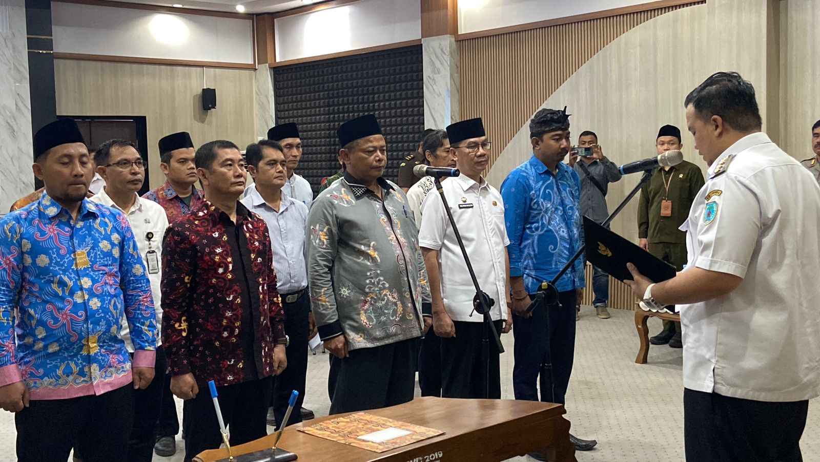 Bupati Lamandau mengukuhkan Pengurus Forum Kerukunan Umat Beragama.