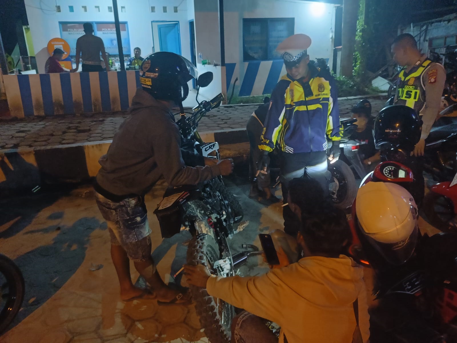Personel Satlantas Polres Gumas saat mengamankan satu unit sepeda motor Yamaha MX King, di pos lantas Taman Kota Kuala Kurun, Sabtu (7/2).