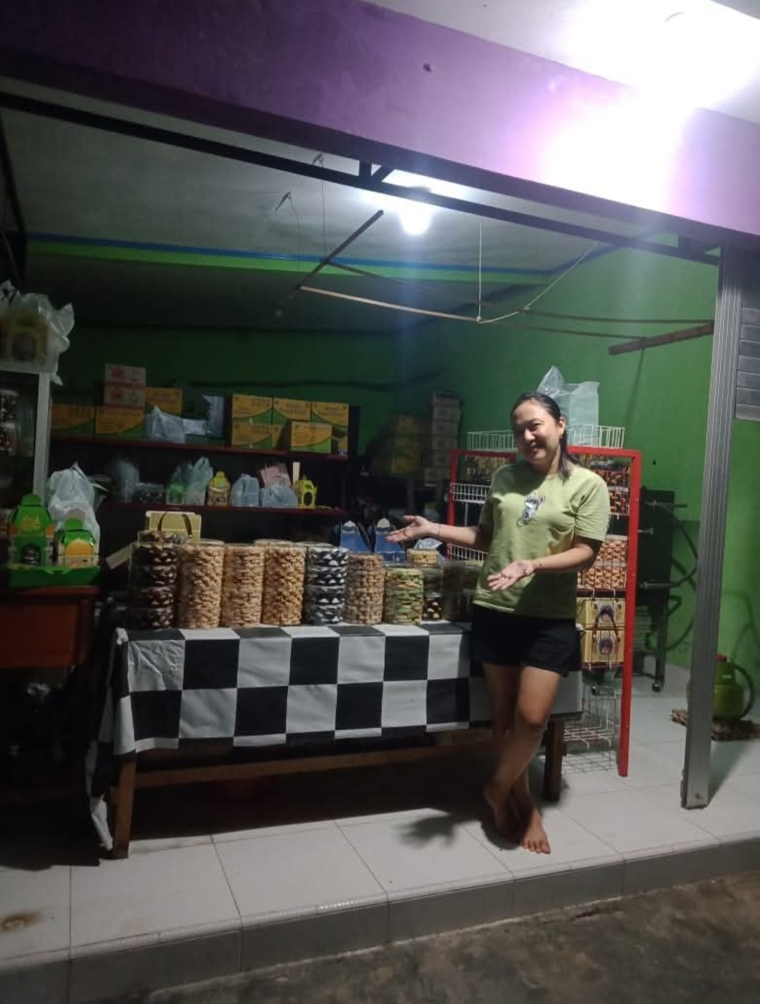 Salah satu perempuan pelaku usaha yakni Mariyani (38) yang menjual aneka kue kering, di Jalan Sangkurun, Kelurahan Kuala Kurun, Kecamatan Kurun, Selasa (10/2) malam.