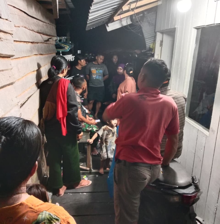 Babinsa Kelurahan Baru berusaha mendamaikan peristiwa penganiayaan di RT 16, Kelurahan Baru, Kecamatan Arsel, Kabupaten Kotawaringin Barat, Selasa (10/2) pukul 19.30 WIB