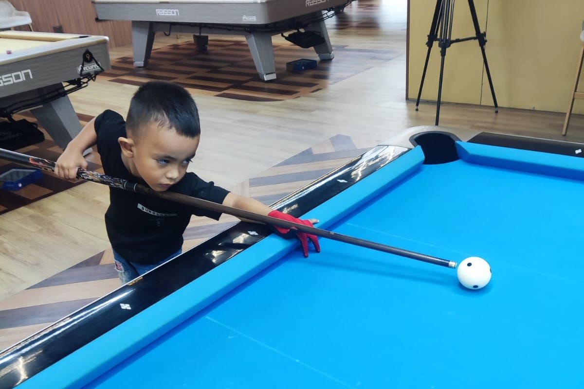 Aksi Fajar Alamri, pebiliar usia 5 tahun dalam salah satu turnamen biliar bergengsi.