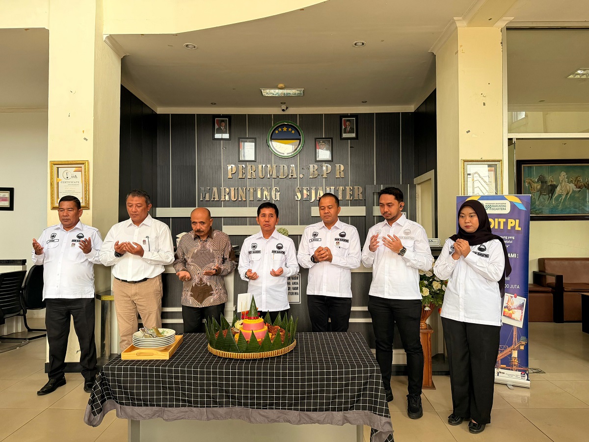 Sekda Kobar Rodi Iskandar bersama jajaran BPR Marunting Sejahtera Potong tumpeng memperingati usianya ke 17 Tahun pada 11 Februari 2026