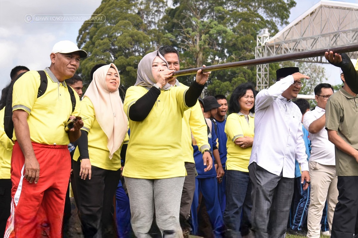 Bupati Kobar Hj Nurhidayah mencoba salah satu cabang dalam FMBA menyumpit, Rabu (11/2).