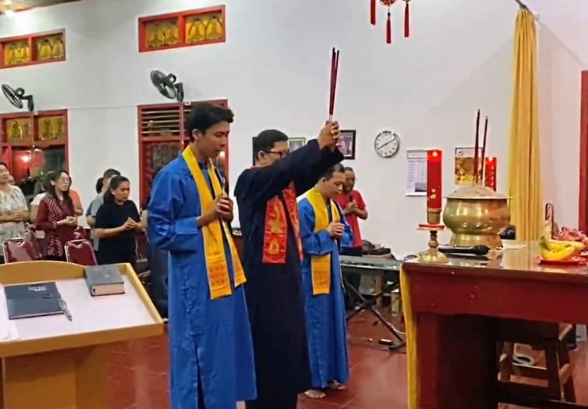 Pemuka Agama Khonghucu Sampit Weng Shi Suhardi (tengah) saat memimpin Ibadah Er Shi Sheng An menyambut Tahun Baru Imlek di Kelenteng Kong Miao Litang Jalan MT Haryono Sampit, Rabu malam (11/2/2026).