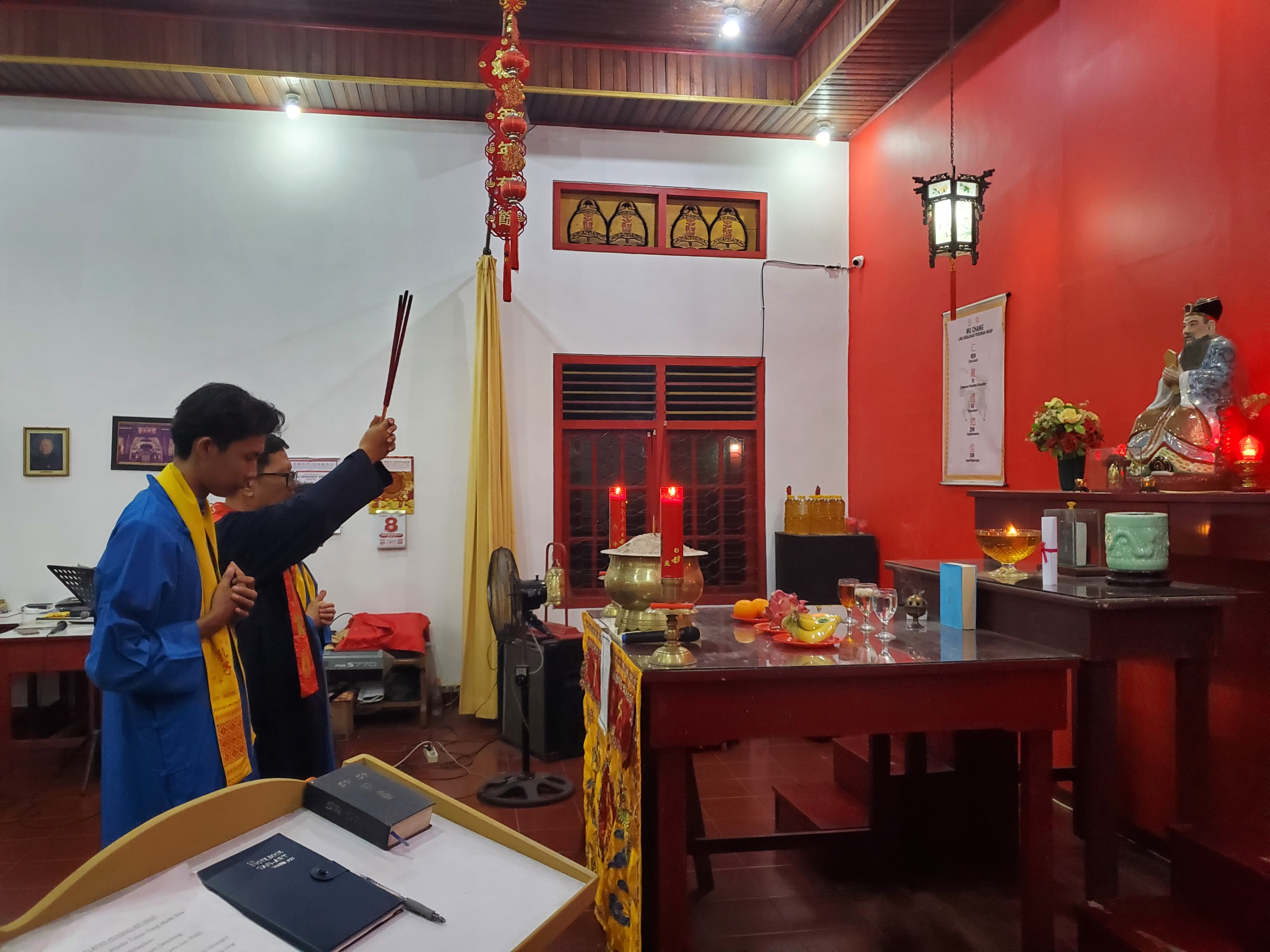 Ibadah Er Shi Sheng An atau ibadah persaudaraan yang dilaksanakan oleh umat Khonhucu di Kelenteng Kong Miao Litang Jalan MT Haryono Sampit, Rabu malam (11/2/2026). (Oes/Radar Sampit)