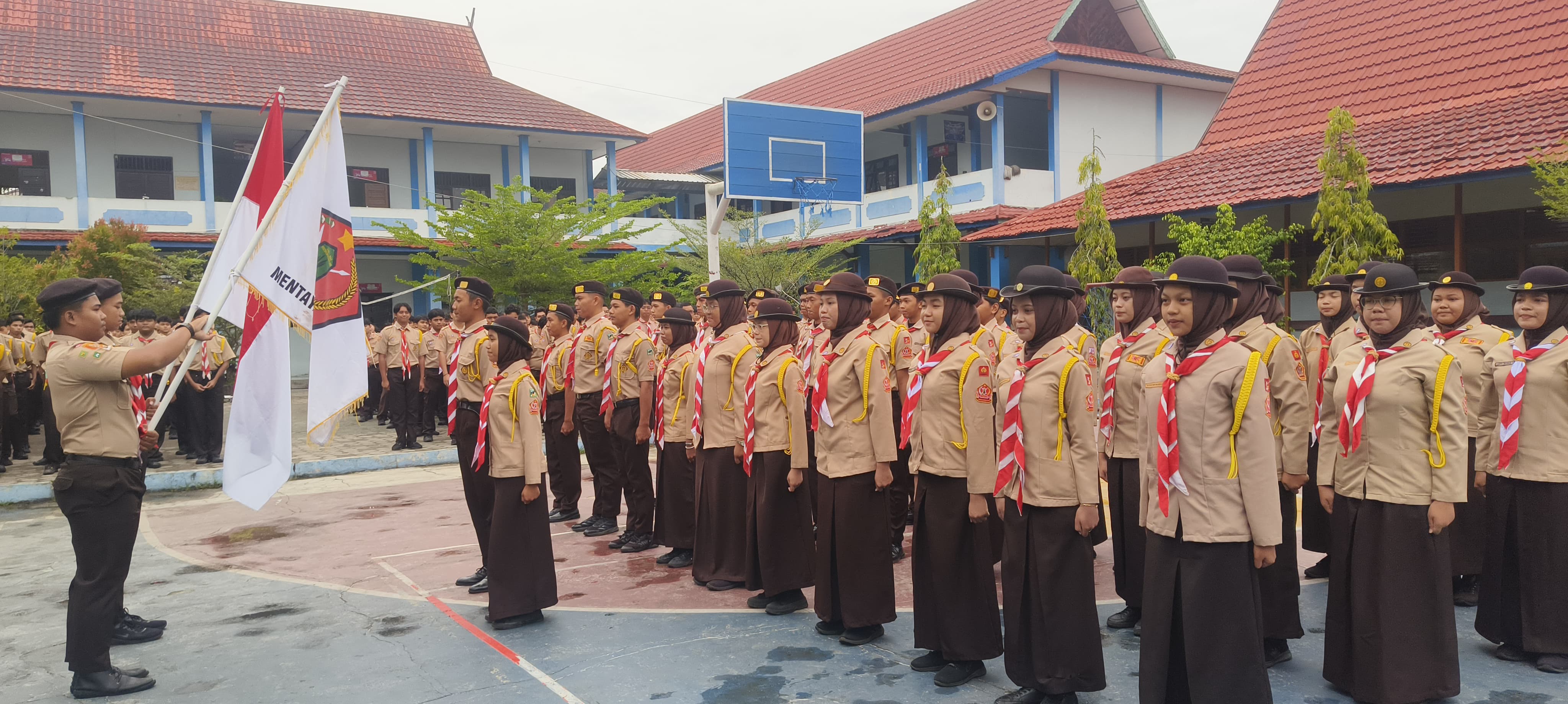 PENGURUS BARU: Kamabigus Gudep 243-244 Mentaya Manggala Jaya SMAN 1 Sampit M. Darma Setiawan melantik jajaran pengurus baru masa bakti 2026/2027 di halaman sekolah, Kamis (12/2).SMAN 1/RADAR SAMPIT