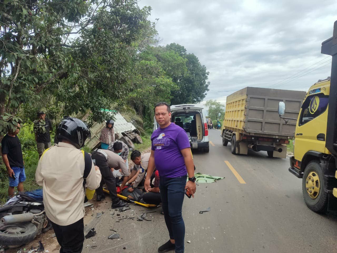 Suasana evakuasi korban kecelakaan maut di Jalan Mahir Mahar Trans Palangka Raya&ndash;Pulang Pisau, Kelurahan Sabangau, Kecamatan Sabangau, Kamis (12/2).