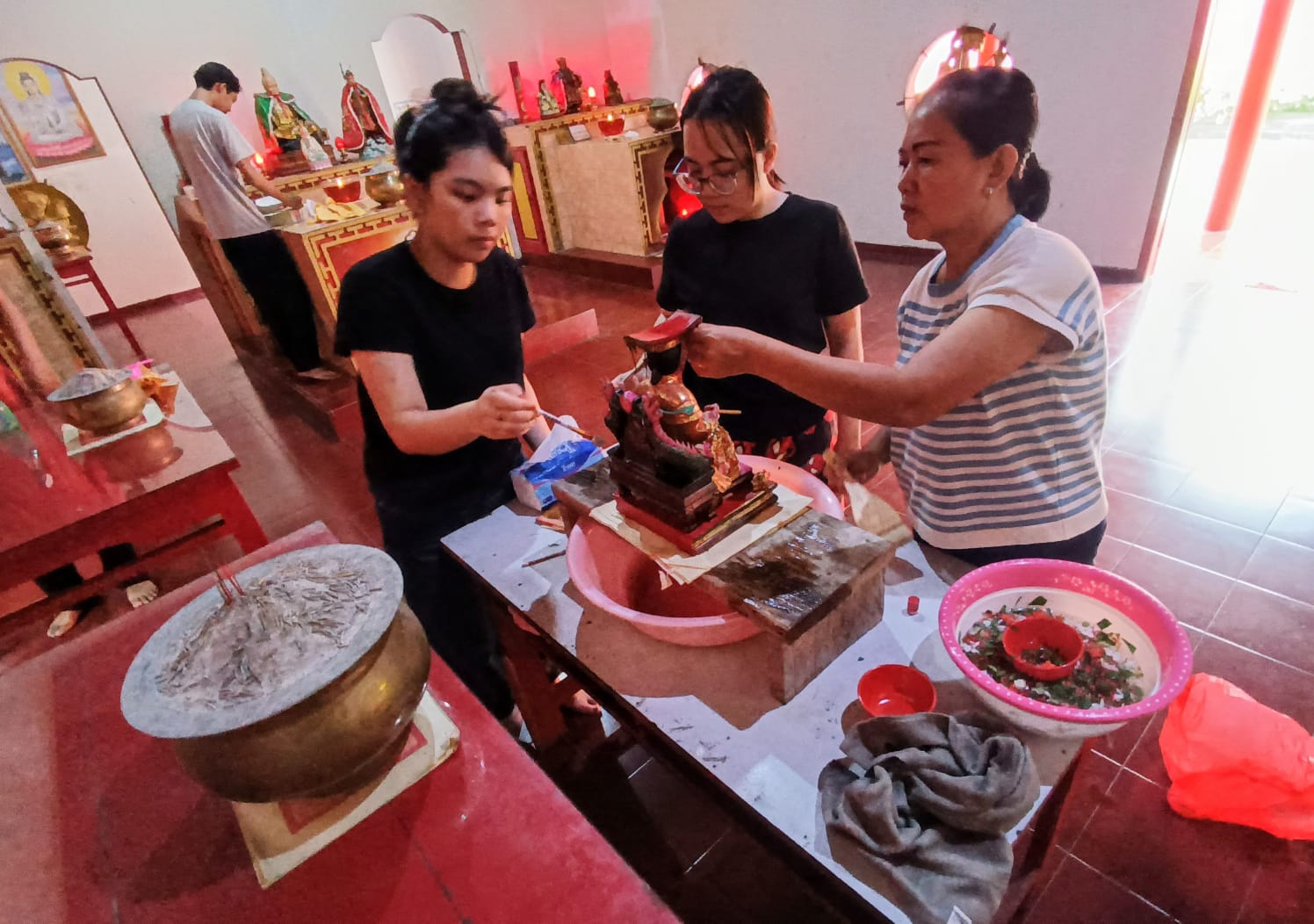 Ritual Kimsin atau penyucian patung dewa-dewi yang dilaksanakan umat Khonghucu di Kelenteng Kong Miao Litang Jalan MT Haryono Sampit. (Oes/Radar Sampit)