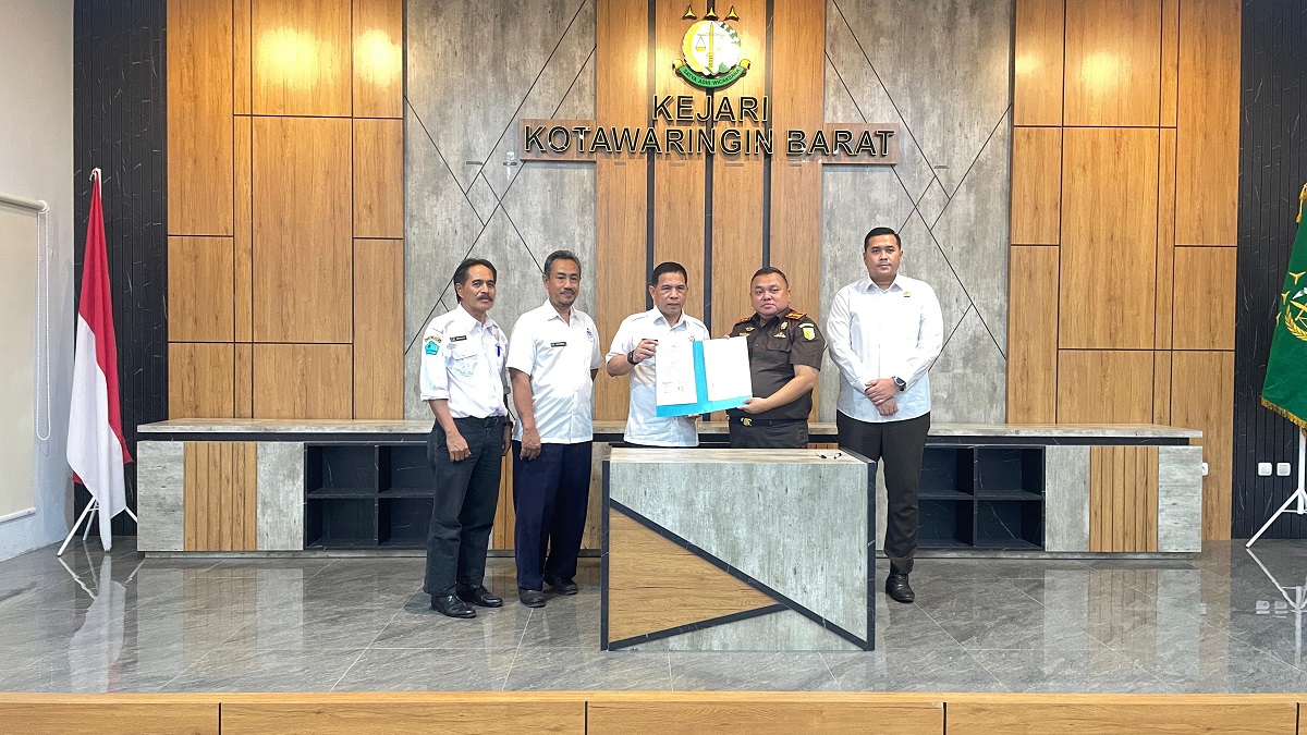 Direktur Perumdam Tirta Arut bersama dengan Kepala Kejaksaan Negeri Kotawaringin Barat meneken nota kerjasama di kantor Kejari Kobar  pada Rabu 11 Februari 2026.