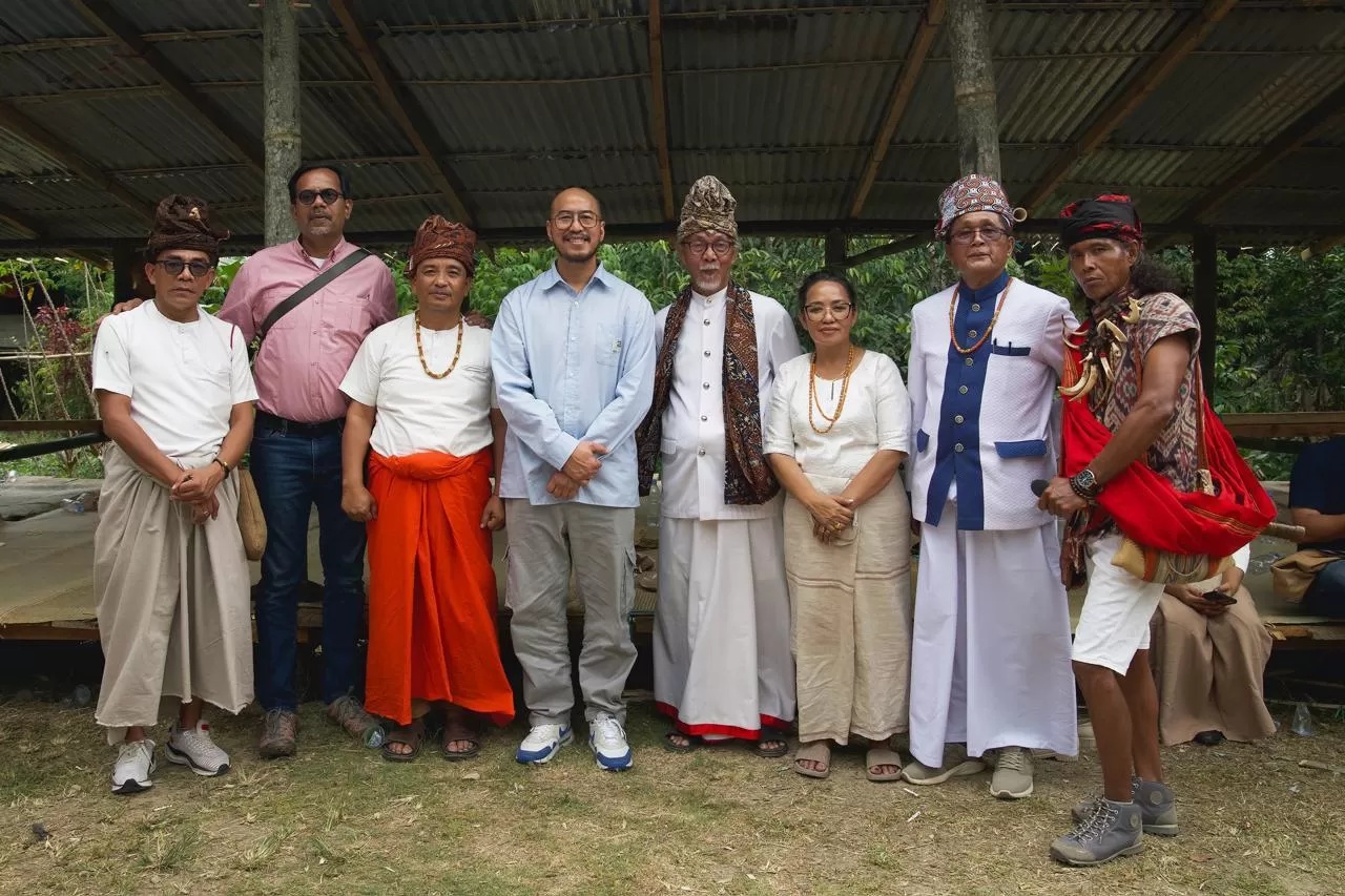 Komika Pandji Pragiwaksono menjalani persidangan adat di Tongkonan Layuk Kaero, Sangalla, Tana Toraja, Sulawesi Selatan, Selasa (10/2). (Istimewa)