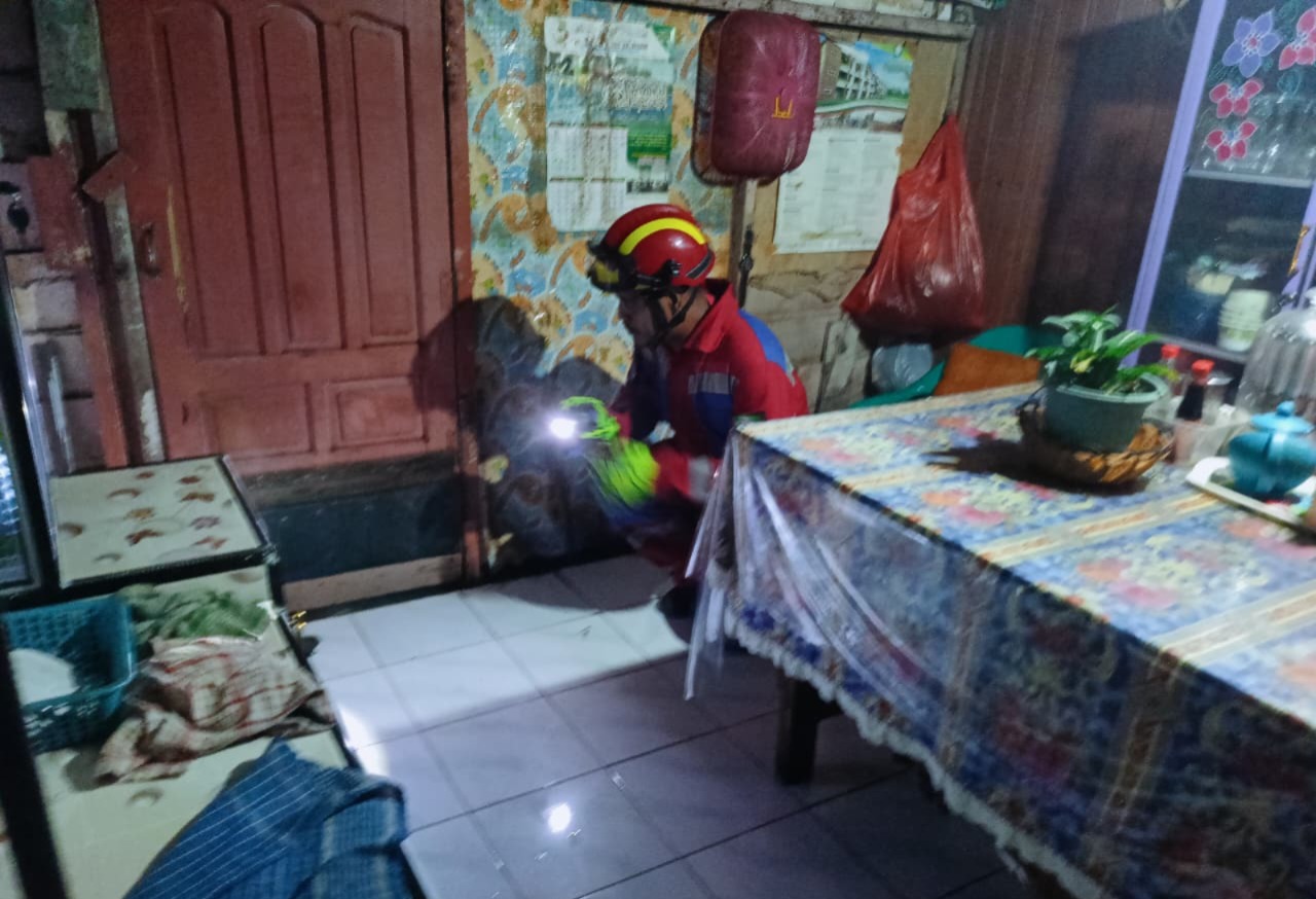 Petugas Disdamkarmat Kotim saat menyisiri titik lokasi kemunculan ular dalam rumah warga di di Jalan Walter Condrat Gang Sarigading Tengah, Kelurahan Baamang Tengah, Kecamatan Baamang