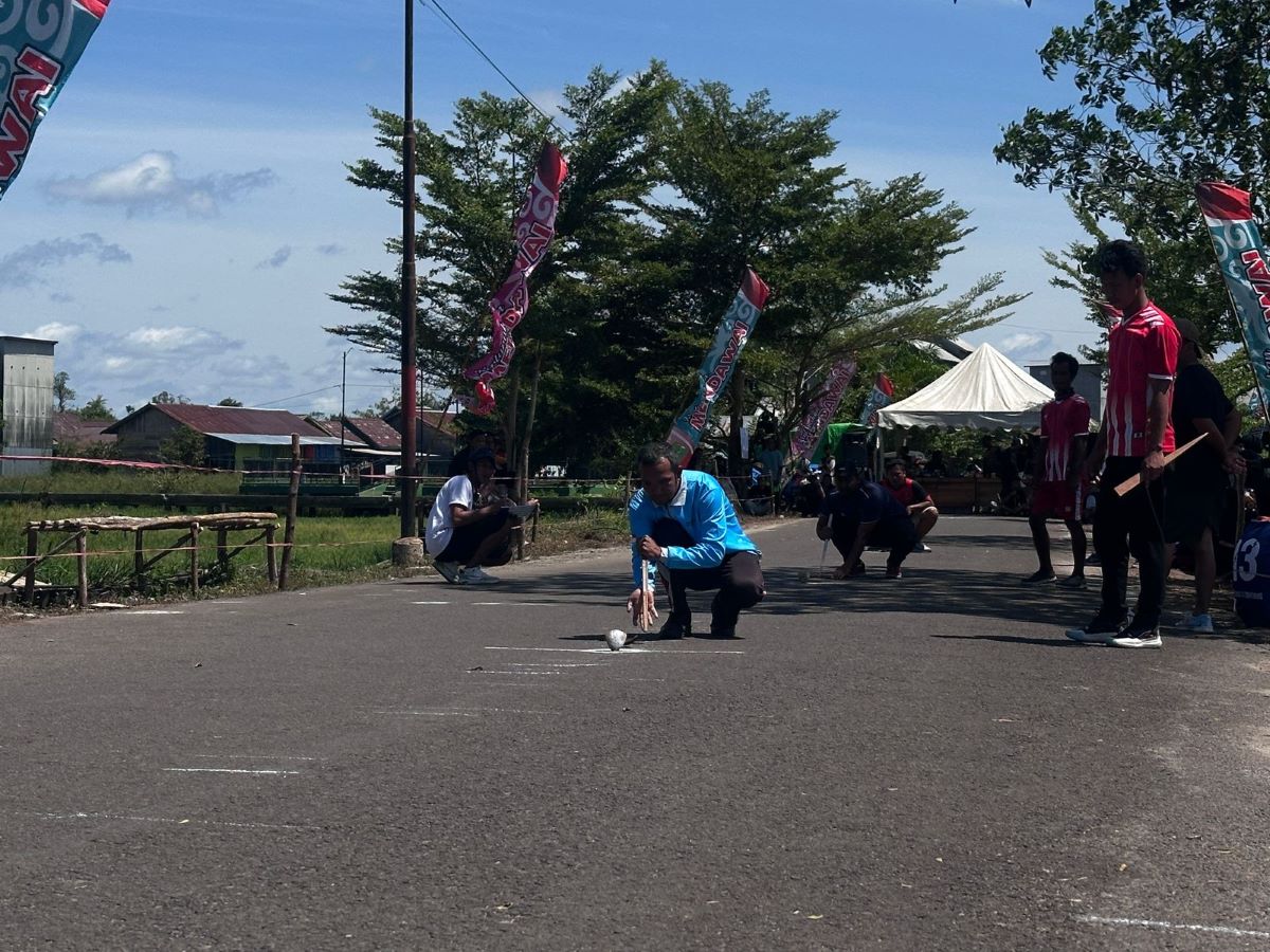 OLAH RAGA TRADISIONAL: Salah seorang peserta saat memainkan balogo yang digelar di kampung merah putih Kelurahan Mendawai, Kecamatan Sukamara. FOTO: FAUZIANUR/RADAR SAMPIT