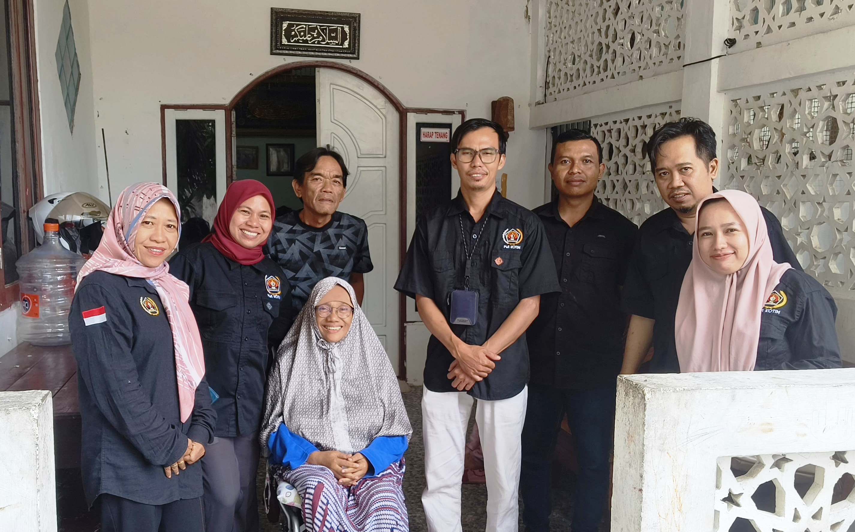 SENANG: Pengurus PWI Kotim saat menyambangi Hj Sri Rohani di komplek Panti Asuhan Annida Qolbu. Wanita ini juga pernah aktif sebagai anggota PWI Kotim