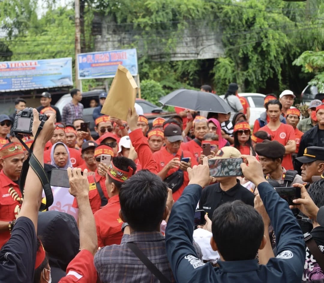 Puluhan anggota ormas saat menggelar demonstrasi di depan kantor DPRD Kotim, Jumat (13/2)