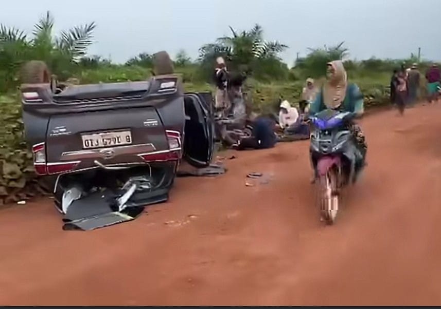 Suasana di lokasi kecelakaan mobil dan sepeda motor di jalan perkebunan PT Agro Indomas Kilometer 75 Sampit-Pangkalan Bun, Jumat (13/2/2026).
