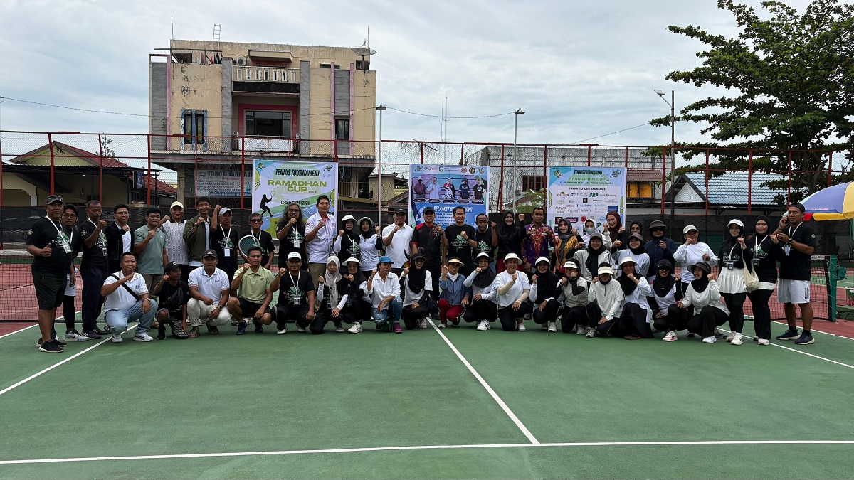 Foto bersama usai pembukaan Turnamen Ramadan Cup Vol. 2 di Lapangan Tenis Tugu, Jalan Ais Nasution Sampit, Kamis (12/2).
