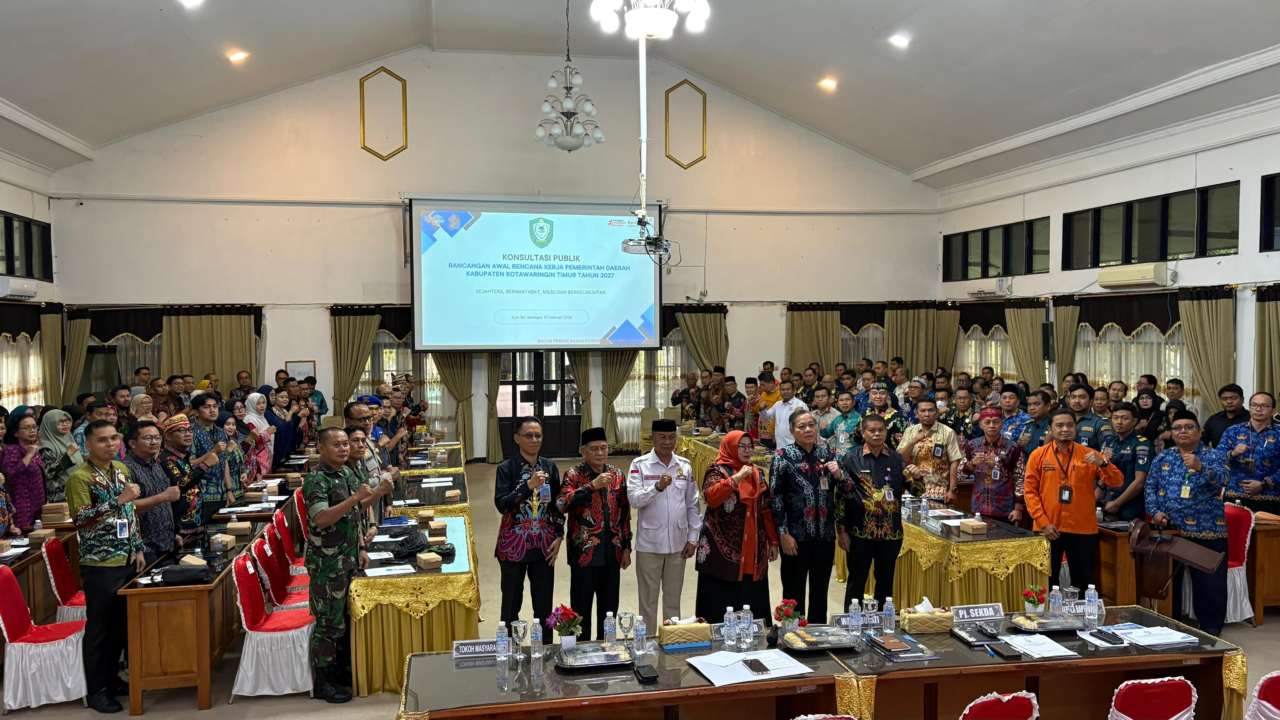 FOTO BERSAMA: Kegiatan Forum Konsultasi Publik Rancangan Awal RKPD Kotim Tahun 2027, di Aula Sei Mentaya Bapperida Kotim, Kamis (12/2).YUNI/RADAR SAMPIT