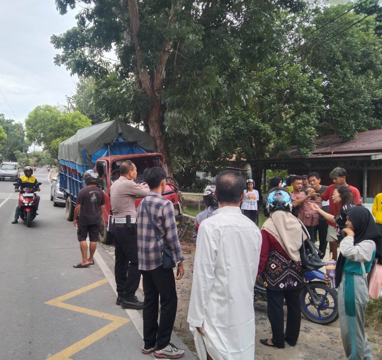 Situasi setelah kecelakaan di Jalan Pasanah Pangkalan Bun, depan SMP 2 Arsel, Kelurahan Madurejo, Kabupaten Kotawaringin Barat, Jumat (13/2)