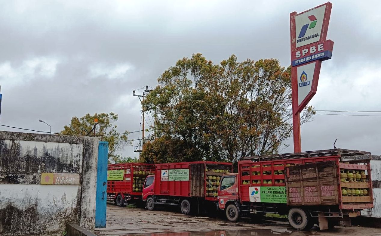 Situasi dari luar SPBE PT Nagajaya Makmur,  di Jalan Niaga, Desa Pelangsian, Kecamatan Mentawa Baru Ketapang, Jumat (13/2).