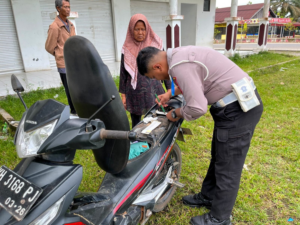Petugas Satlantas Polres Seruyan bersama UPTPPD Bapenda Seruyan melayani warga dalam kegiatan Samsat Keliling di Desa Pembuang Hulu I, Kecamatan Hanau, Kamis (12/2).