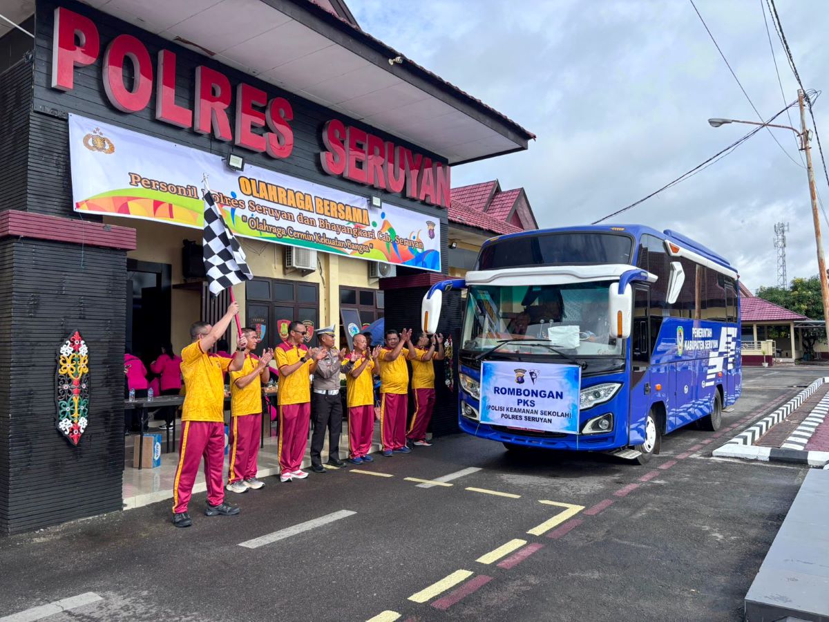 PELAJAR PKS: Kapolres Seruyan AKBP Beddy Suwendi melepas puluhan pelajar anggota Polisi Keamanan Sekolah (PKS) ke Mapolda Kalteng sebagai Duta Keselamatan Seruyan, Jumat (13/2/2026). FOTO : RIFANI/RAD