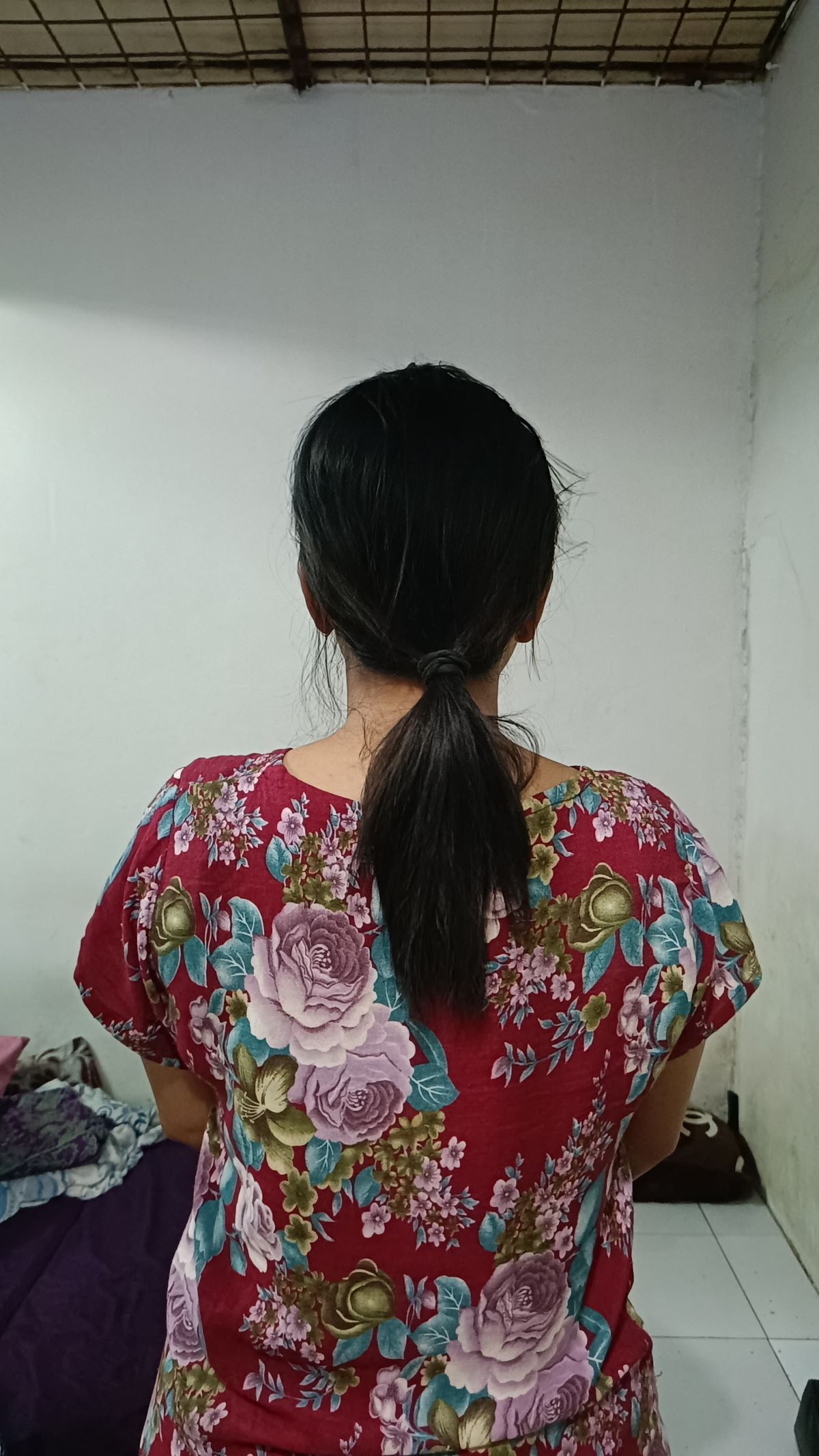 DITANGKAP: Tersangka A ditahan di kantor polisi karena menggelapkan uang Perusahaan. FOTO: HUMAS POLRES KOTIM/RADAR SAMPIT