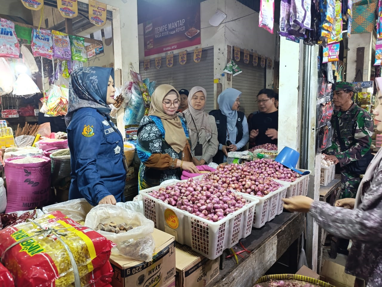 Wakil Bupati Irawati saat inspeksi harga bahan pokok dan bahan makanan di PPM Sampit, Jumat (13/2).